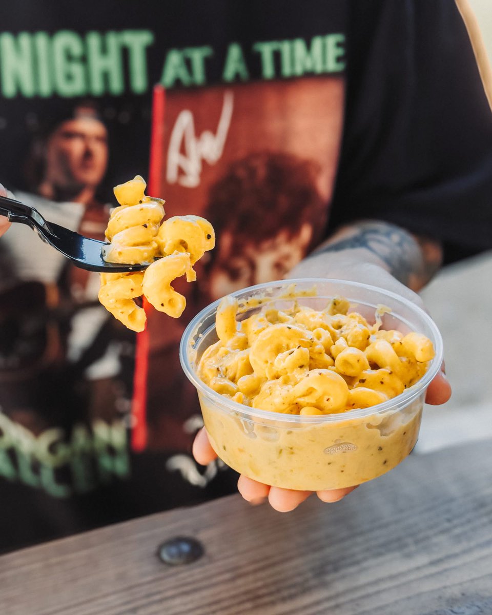 HurtadoBBQ's tweet image. Happy National Mac & Cheese Day! 🧀
Celebrate with our Hatch Chile Mac & Cheese — creamy, cheesy, and packing just the right kick. 🌶️ Add it to your tray today!