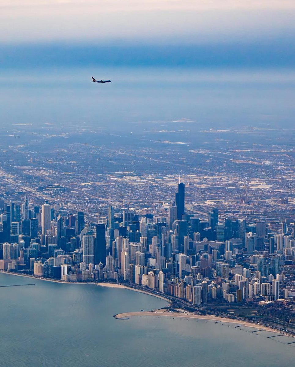 fly2ohare's tweet image. Parallel approaches above the world's most beautiful skyline (biased but true) >>>
📸: jc_aviation11