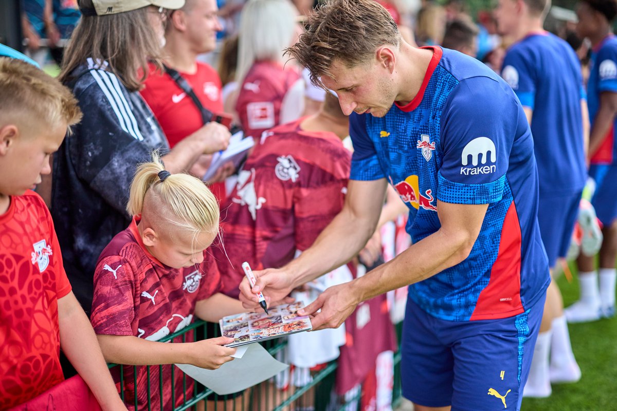 An electric atmosphere to kick off training in 2025/26 ⚡

Thank you, RBL fans! ❤️🤍