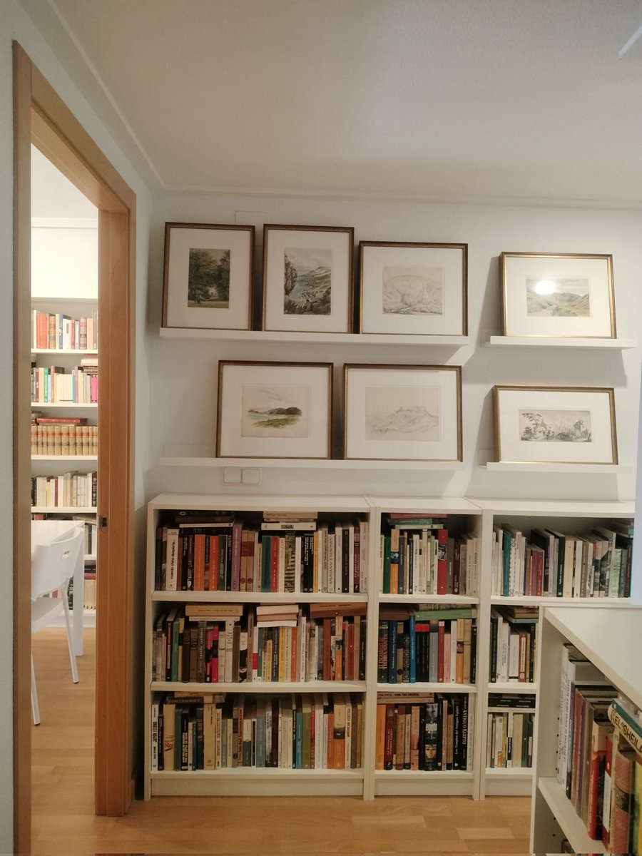 Newcastleedic's tweet image. Además de los libros nos gusta mucho el arte por eso en nuestra casa la lucha por el espacio en la pared no es ninguna broma.