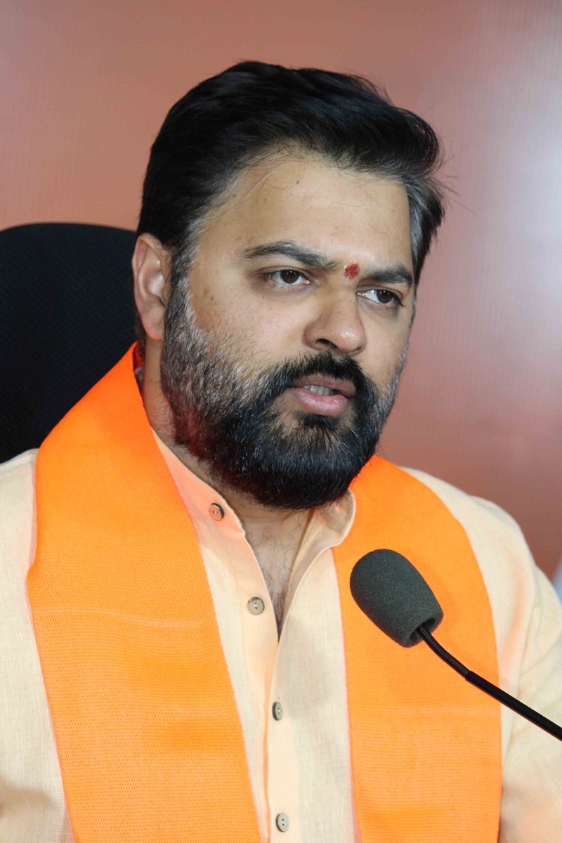 Thatipamula Saikiran Goud Laddu (Modi Ka Parivar) (@thatipamulal) on Twitter photo ఉమ్మడి రాష్ట్ర రాజకీయాల్లో చెరగని ముద్ర పెద్దాయనది. ఆయన వారసత్వాన్ని పుణుకి పుచ్చుకొని భారతీయ జనతా పార్టీ లో క్రమశిక్షణ కార్యకర్త లా తూచ తప్పకుండా పార్టీ ఇచ్చిన పనులు అన్ని సక్రమంగా నిర్వర్తిస్తున్న మా అన్న <a href="/TVG_BJP/">Tulla Veerender Goud</a> గారు 🙏🚩
#TVG
#TullaVeerenderGoud
<a href="/N_RamchanderRao/">N Ramchander Rao</a> ఉమ్మడి రాష్ట్ర రాజకీయాల్లో చెరగని ముద్ర పెద్దాయనది. ఆయన వారసత్వాన్ని పుణుకి పుచ్చుకొని భారతీయ జనతా పార్టీ లో క్రమశిక్షణ కార్యకర్త లా తూచ తప్పకుండా పార్టీ ఇచ్చిన పనులు అన్ని సక్రమంగా నిర్వర్తిస్తున్న మా అన్న <a href="/TVG_BJP/">Tulla Veerender Goud</a> గారు 🙏🚩
#TVG
#TullaVeerenderGoud
<a href="/N_RamchanderRao/">N Ramchander Rao</a>