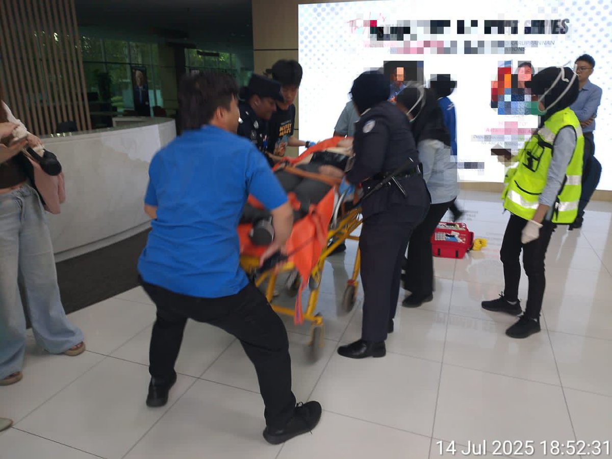 boonNewsMPB's tweet photo. Lelaki warga asing ditahan polis selepas bertindak kelar leher bekas teman wanitanya di Subang Jaya.
Kedua-duanya adalah penuntut universiti swasta berusia 21 dan 20 tahun. Mangsa dihantar ke PPUM untuk rawatan.
@BuletinTV3 https://t.co/9CcyeIsvhj