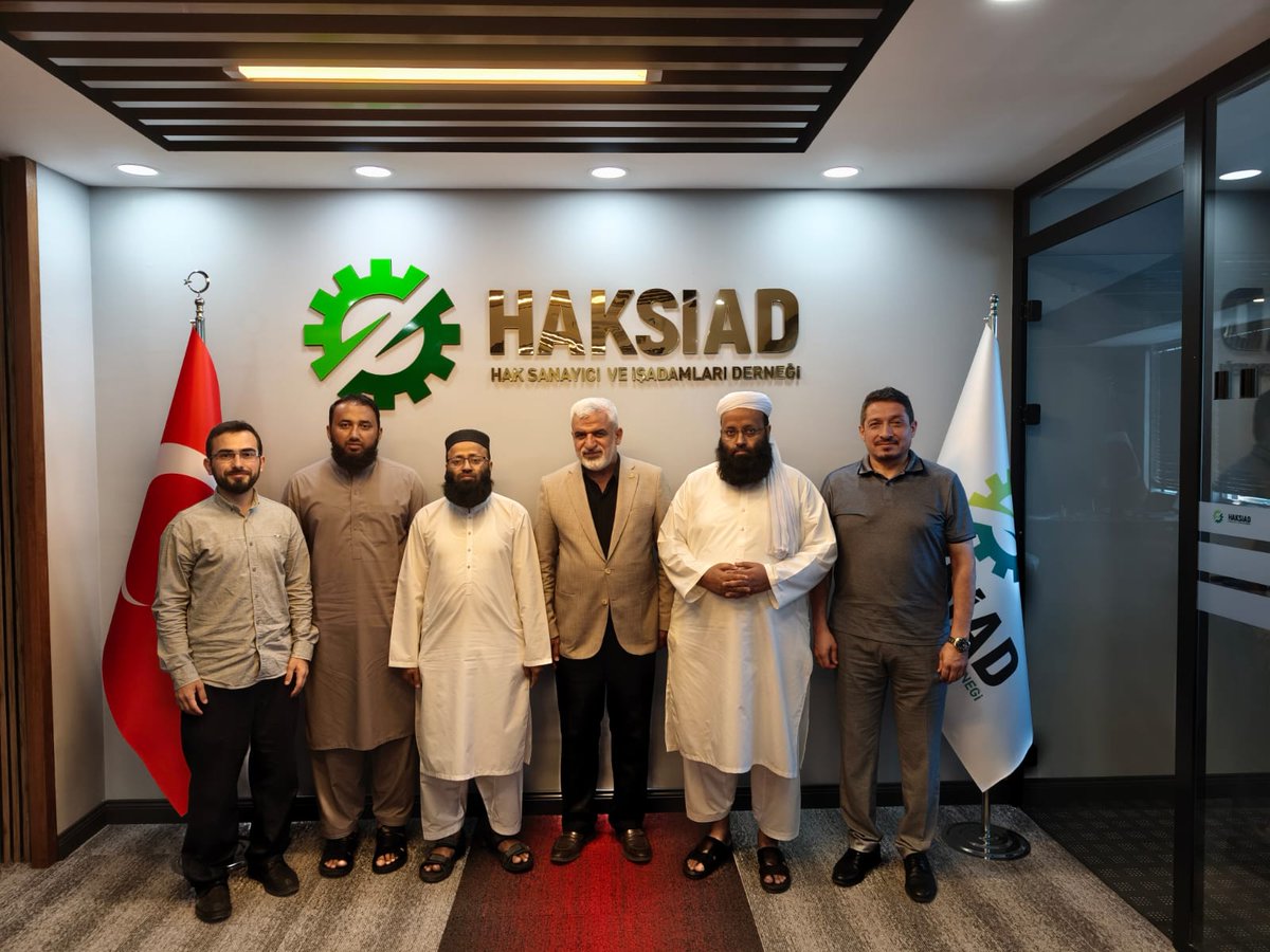 📍Uluslararası Temaslar | Değerli Misafirlerimizi Ağırladık
HAKSİAD olarak, Pakistan'dan gelen kıymetli misafirlerimizi ağırlamaktan büyük memnuniyet duyduk.

 Mevlana Abdulkuddus Muhammedi
(Wifakul Medarisul Arabiyye Resmi Sözcüsü)
 Mevlana Abdurrauf Muhammedi
(Pakistanlı Meşhur