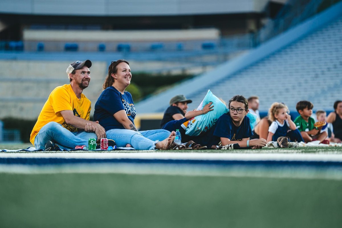 WVU_MAC's tweet image. 🎬 A night to remember! Thank you to everyone who joined us for the first-ever MAC Movie Night at Milan Puskar Stadium — where Mountaineer pride met the big screen! 💛💙
