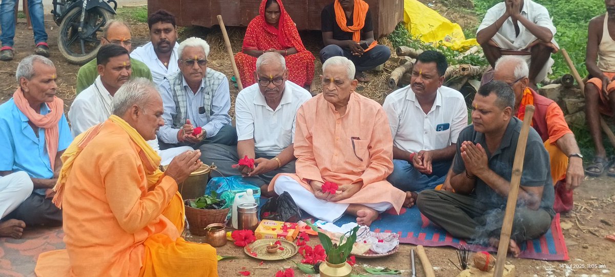 jp4bjp's tweet photo. आज अपने पैतृक गांव चांची कलां (कोन, सोनभद्र) में मुख्य मार्ग से शिव मंदिर तक बनने वाली सड़क निर्माण कार्य का भूमि पूजन किया।
यह विकास कार्य गांववासियों को सुविधा व समर्पण की राह पर अग्रसर करेगा।
ग्रामवासियों, मंदिर समिति व मीडिया साथियों का आभार। 🙏
@BJP4UP @myogiadityanath https://t.co/VPeuZmlC2A