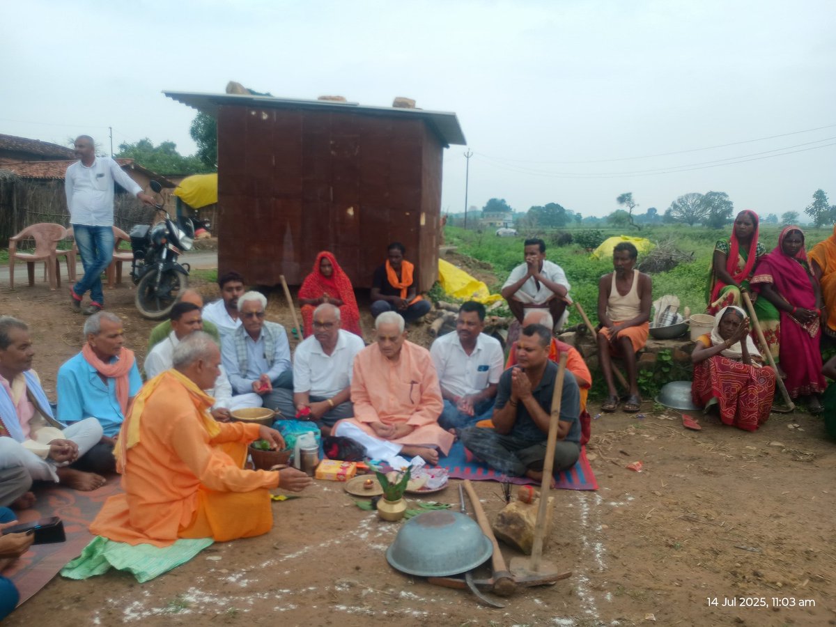 jp4bjp's tweet photo. आज अपने पैतृक गांव चांची कलां (कोन, सोनभद्र) में मुख्य मार्ग से शिव मंदिर तक बनने वाली सड़क निर्माण कार्य का भूमि पूजन किया।
यह विकास कार्य गांववासियों को सुविधा व समर्पण की राह पर अग्रसर करेगा।
ग्रामवासियों, मंदिर समिति व मीडिया साथियों का आभार। 🙏
@BJP4UP @myogiadityanath https://t.co/VPeuZmlC2A