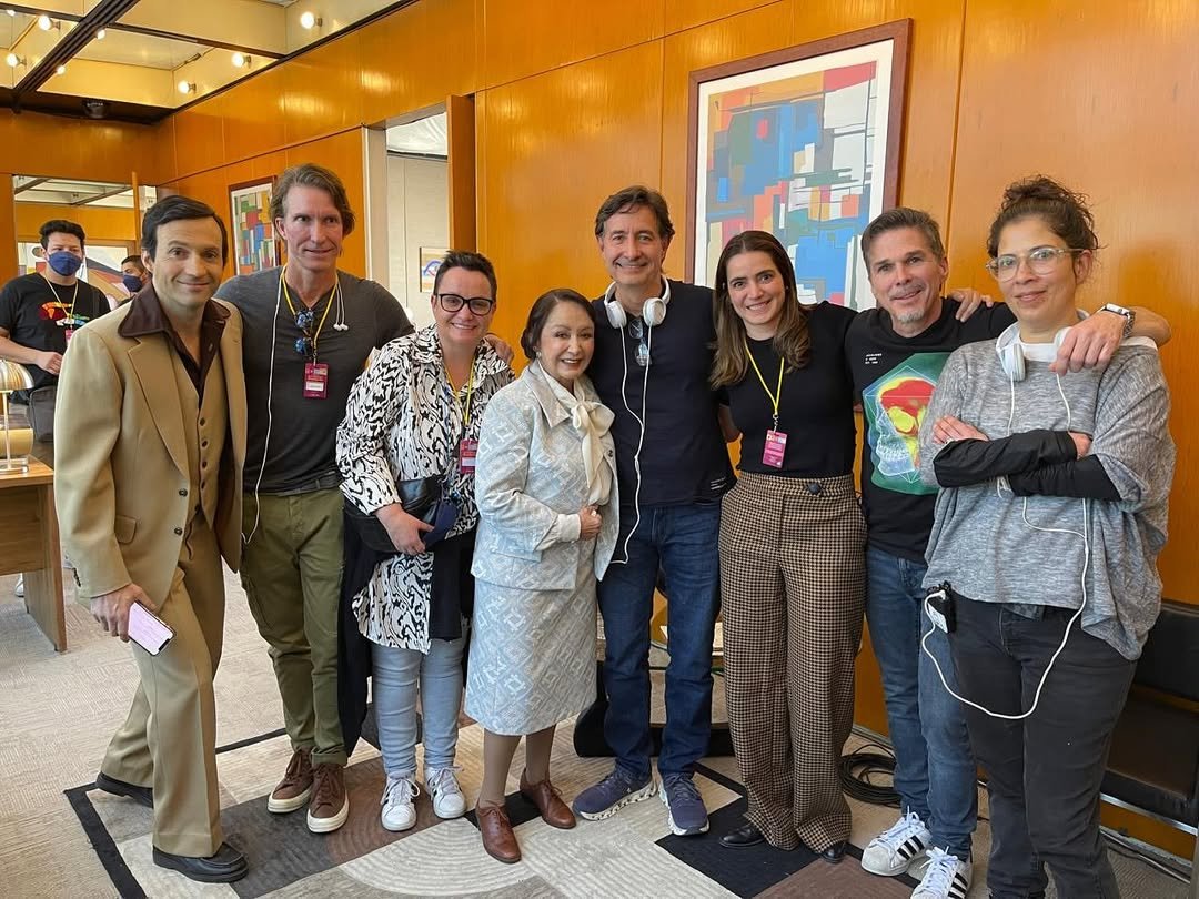 Fórum Chaves (@forumchaves) on Twitter photo María Antonieta de las Nieves, a Chiquinha, nos bastidores das gravações do episódio 6 de "Chespirito: Sem Querer Querendo".
Na foto, com <a href="/ElAguila_Gomez/">Roberto Gomez Fernán</a> e <a href="/PaulinaGomez/">Paulina Gomez</a>, filhos de Chespirito e roteiristas da série. María Antonieta de las Nieves, a Chiquinha, nos bastidores das gravações do episódio 6 de "Chespirito: Sem Querer Querendo".
Na foto, com <a href="/ElAguila_Gomez/">Roberto Gomez Fernán</a> e <a href="/PaulinaGomez/">Paulina Gomez</a>, filhos de Chespirito e roteiristas da série.