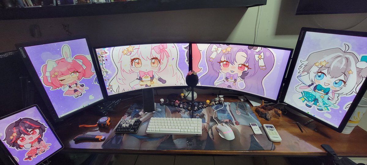 ArmentumWolf's tweet photo. Bueno, ya que es de lo unico que puedo presumir ahi les va mi setup, espero les guste. (Desearía tener mejor lugar para poner el micrófono)
Le puse wallpaper tematico ya que la que me animo a participar fue una amiga que las ve mucho 🥰
#HoshiSetup https://t.co/flPlkoNjTi