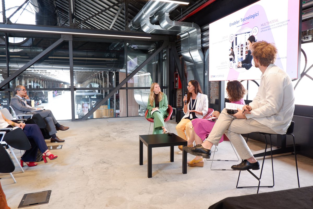 TIM_Enterprise's tweet image. 🎓📲 Oggi alle @TorinoOgr, durante “HighEST Learning”, evento organizzato insieme all&apos;HighEstLab dell’@unito, abbiamo raccontato come l’#IntelligenzaArtificiale stia trasformando il mondo accademico.

Un&apos;occasione importante per mostrare le potenzialità del #VirtualTutor…