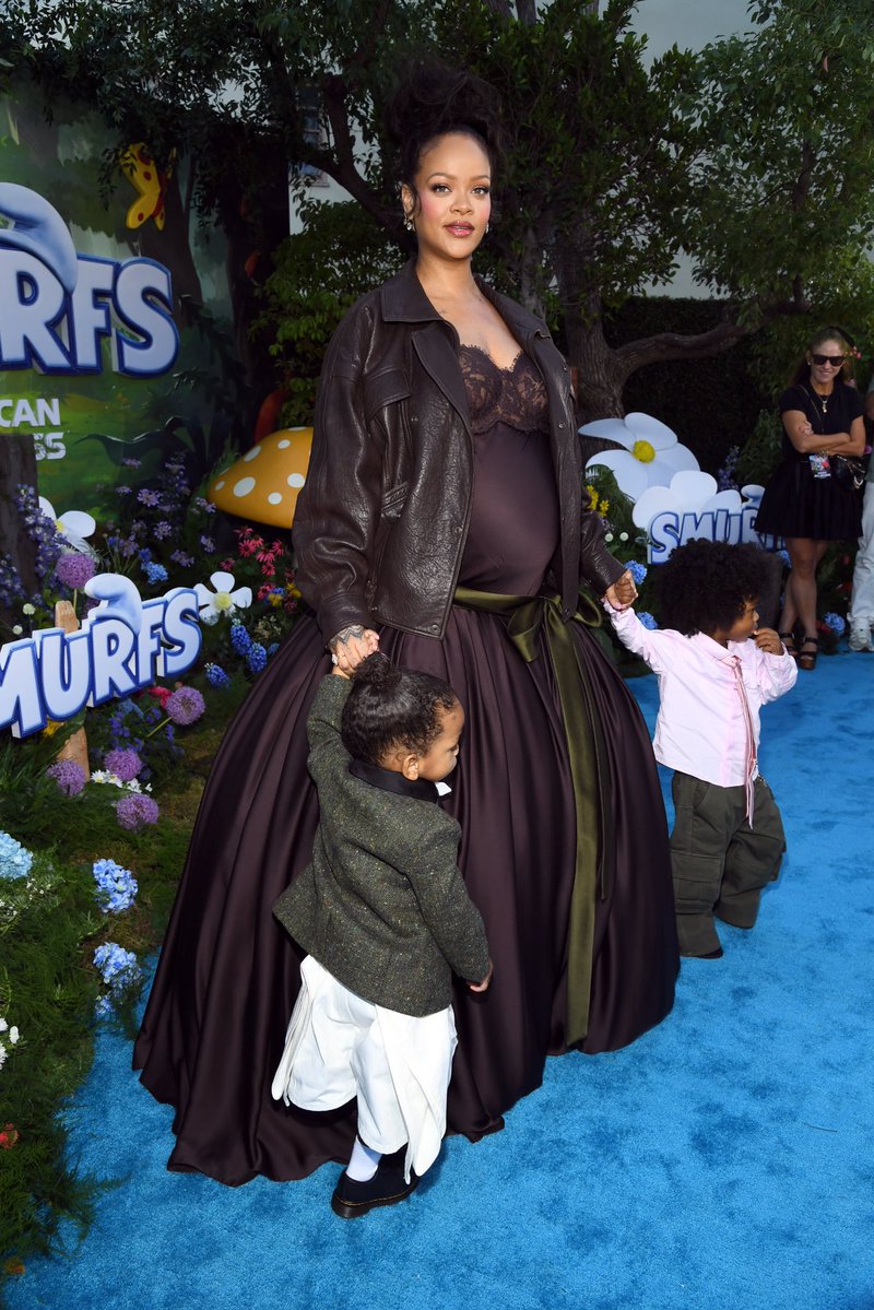 CriticsChoice's tweet image. #AboutLastNight💙💙 A SMUFTASTIC family affair! Rihanna brought some Riot Rose, & RZA Athelston ( who we think were the #bestdressed 😉) to the “Smurfs” premiere!
Rihanna voices “Smurfette” in @SmurfsMovie ! 📸@ParamountPics
#Rihanna #SmurfsMovie #Smurfs #CriticsChoice