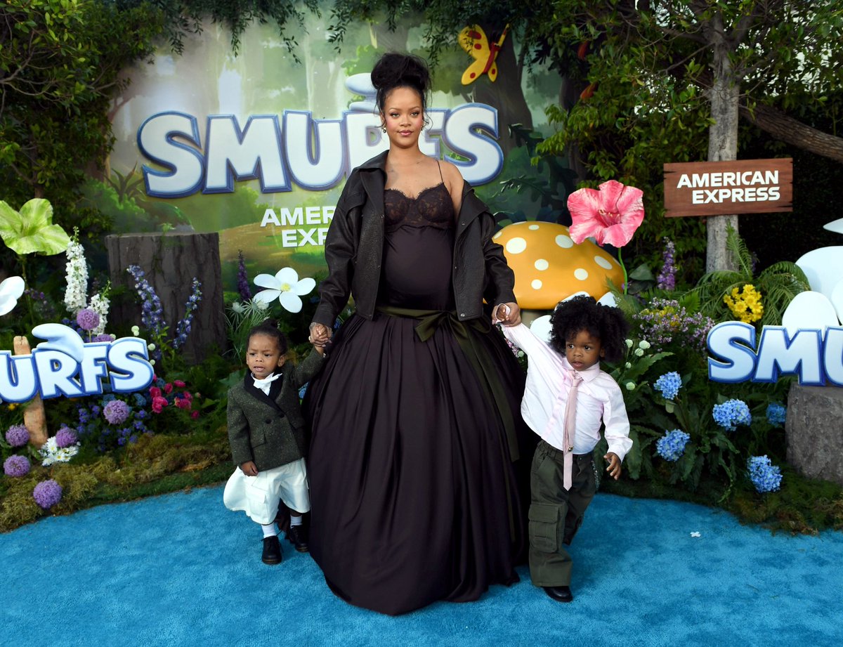 CriticsChoice's tweet image. #AboutLastNight💙💙 A SMUFTASTIC family affair! Rihanna brought some Riot Rose, & RZA Athelston ( who we think were the #bestdressed 😉) to the “Smurfs” premiere!
Rihanna voices “Smurfette” in @SmurfsMovie ! 📸@ParamountPics
#Rihanna #SmurfsMovie #Smurfs #CriticsChoice