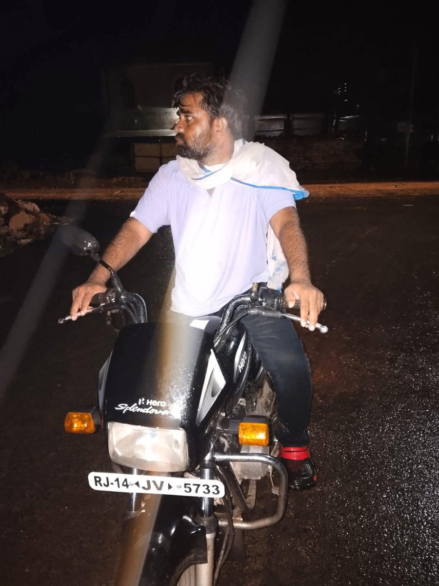 आदिवासी जवान सिंह मोहचा  लगे रहो मेरे भाई में तुम्हारे साथ हमेशा खड़ा रहूँगा ! आपकी ये तस्वीर मुझे भावुक 🥲 कर गई ! कोई नहीं सुनता ग़रीब की चीख को आप जेसे इंशान के अलावा !
<a href="/AbrarMalarana/">अबरार मलारना</a> 
<a href="/manojmeena/">Manoj Meena</a> 
<a href="/Radhemahwa/">Radhe Meena</a> <a href="/HansrajMeena/">Hansraj Meena</a> <a href="/vannumeena0/">Vandana Meena</a>