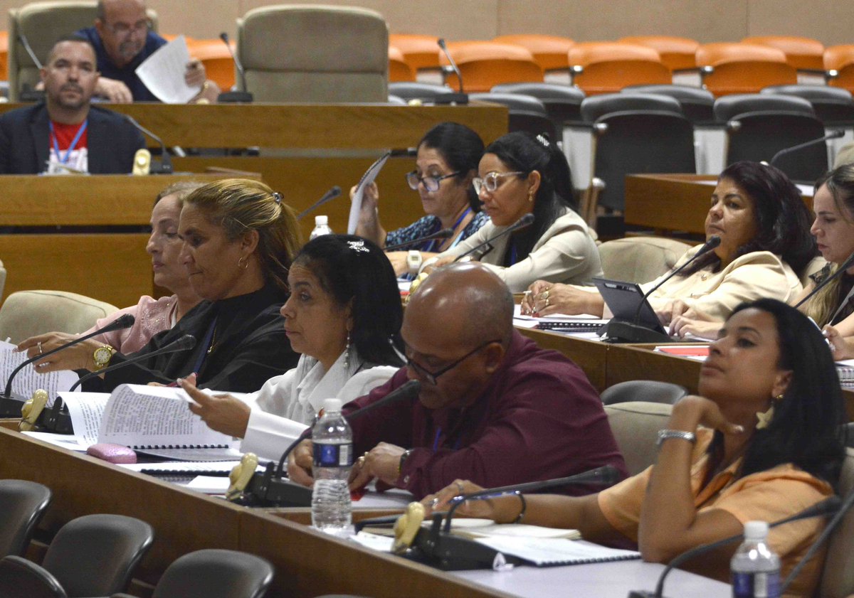 Comisión de Educación, Cultura, Ciencia, Tecnología y Medio Ambiente de la <a href="/AsambleaCuba/">Asamblea Nacional Cuba</a>🇨🇺 debate actualización de la estrategia diseñada para fortalecer la enseñanza de la Historia de #Cuba🇨🇺. 

#PoderPopular 
#CubaLegisla