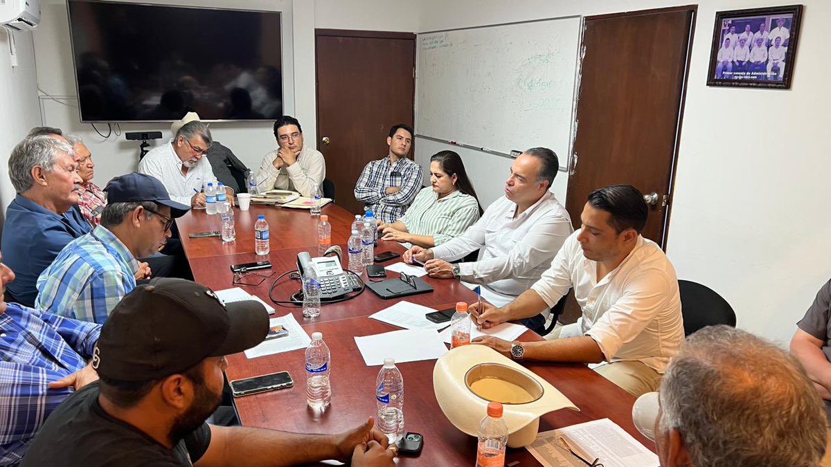 Alcano Alianza (@alcano_alianza) on Twitter photo Importante reunión de trabajo con <a href="/rcastrovaldez/">Rodolfo Castro V</a> de Conagua en Sonora, y con la Secretaría de Agricultura <a href="/CelidaLopezc/">CELIDA LÓPEZ</a> , con la Alcano, analizando los temas de: SEQUIA, inversión en infraestructura hídrica, programa de riego tecnificado y programa de nivelación de suelos. Importante reunión de trabajo con <a href="/rcastrovaldez/">Rodolfo Castro V</a> de Conagua en Sonora, y con la Secretaría de Agricultura <a href="/CelidaLopezc/">CELIDA LÓPEZ</a> , con la Alcano, analizando los temas de: SEQUIA, inversión en infraestructura hídrica, programa de riego tecnificado y programa de nivelación de suelos.