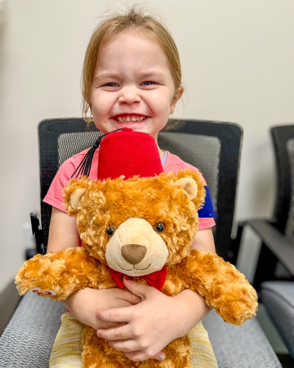 ShrinersLex's tweet image. Dixie and Fezzy are new best buds 🧸🫶 We love seeing our patients SO happy 💖