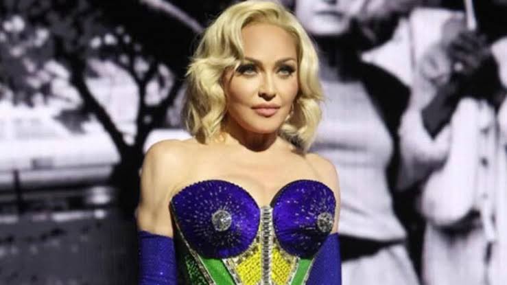 popverseHD's tweet image. DataFolha expõe dados falsos de show de Madonna em Copacabana em 2024!
Equipe da cantora diz que 1,6 milhões de pessoas prestigiaram a atriz, porém, segundo o instituto, a capacidade máxima era de 875 mil.