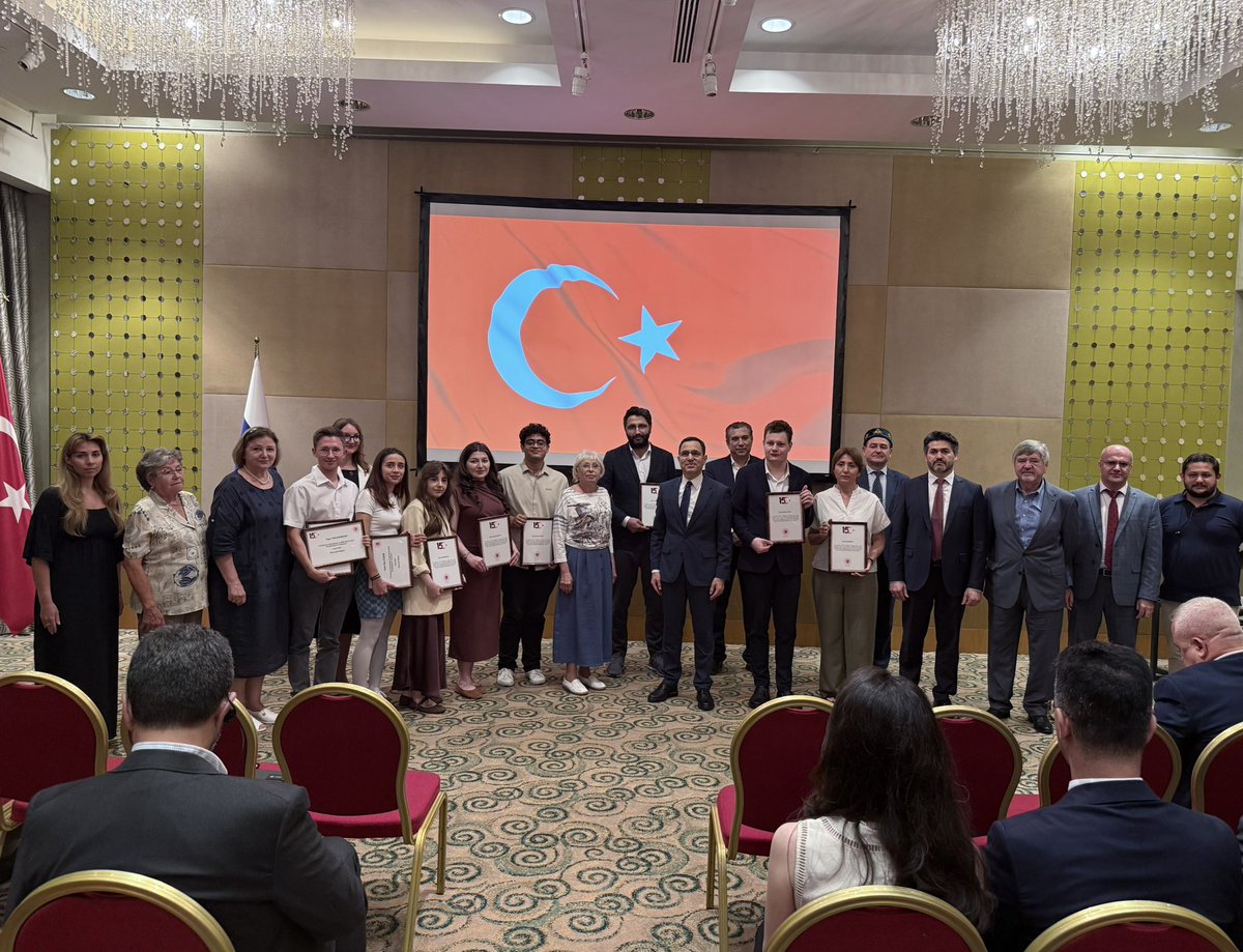 🇹🇷15 Temmuz Demokrasi ve Milli Birlik Günü vesilesiyle Moskova’da  bir etkinlik düzenledik. Etkinlik çerçevesinde; 

🔺15 Temmuzu yaşayan Rus vatandaşları o güne ilişkin gözlemlerini aktardılar,

🔺15 Temmuz hakkında Rusça olarak kaleme alınan “Boğaz’da Gölge Oyunu-Temmuz 2016: