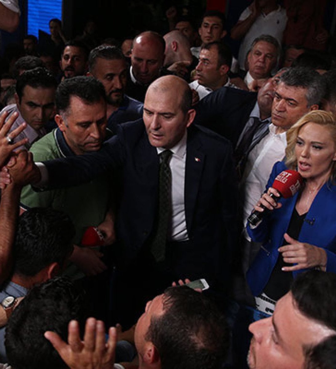 🔴 Şu Fotoğraf Fetö'cülerden fazla Soylu düşmanlarını çıldırtmıştı.

#15Temmuz gecesi işgal edilen TRT binasını, çatışmaya girmeyi bile göze alarak bir grup ile Fetö işgalinden kurtarmıştı.

Unutmadık..