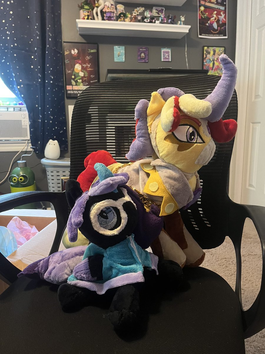 Rainbott10's tweet image. Cutest package ever!!
@abinatorholmes has been working on these two ever since I saw one of her fanmade plushies for a fellow YouTuber I know. She did a beautiful job! My characters have never looked cuter!
Thank you for bringing Nyx and Sol to life! You’re wicked talented 💜🧡