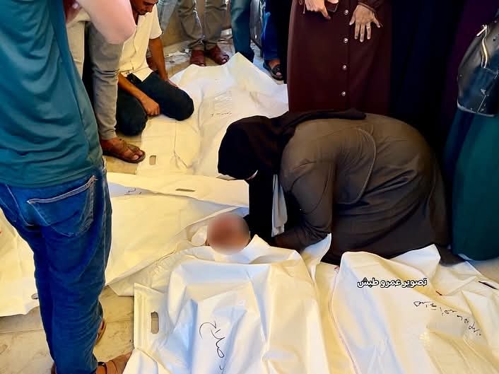 فاجعة جديدة بعد استشهاد عائلة الدكتورة آلاء النجار..
الممرضة "إيمان كوارع" تُفجع باستقبال خبر استشهاد زوجها، الحكيم أحمد صلاح، وأطفالها الثلاثة أثناء تأديتها لعملها في إحدى العيادات الطبية، وذلك بعد قصف إسرائيلي استهدف خيمة العائلة في منطقة المواصي بالقرارة شمال خانيونس..❤️‍🩹