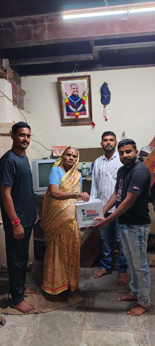 तासगाव कवठेमहांकाळ मतदारसंघातील अनेक गावांमध्ये “सैनिक सन्मान अभियान” या उपक्रमाला मोठ्या प्रमाणात प्रतिसाद असून बस्तवडे, बलगवडे, हिंगणगाव, शिरढोण, विसापूर, धोंडेवाडी, हातनुर, किंदरवाडी, हातनोली, खुजगाव, वायफळे व चिखलगोठण येथील पदाधिकारी सहकाऱ्यांनी मोठ्या उत्साहात हा उपक्रम पार