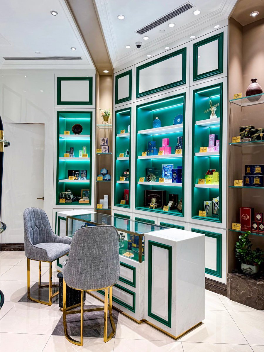 layla_harper_'s tweet photo. Elegant luxury store display with vibrant products. 

#LuxuryShopping #StoreDesign #ElegantDecor https://t.co/pv6fSDNd5P