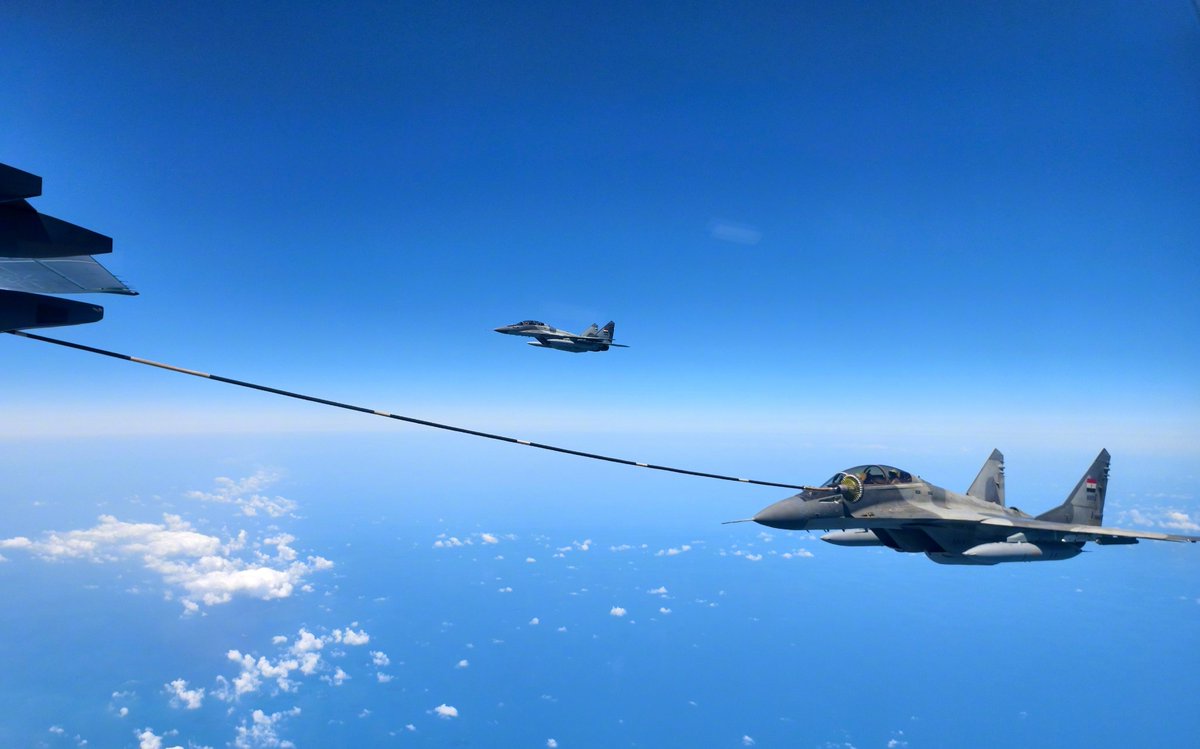 Kellar999's tweet image. Egyptian Air Force MiG-29M/M2 refuels mid-air from PLAAF Y-20U during Eagle of Civilization 2025. Second EAF MiG-29 flies in formation.
#EAF #PLAAF #MiG29 #Y20U #AerialRefueling #MilitaryExercise #Egypt #China #AirPower
