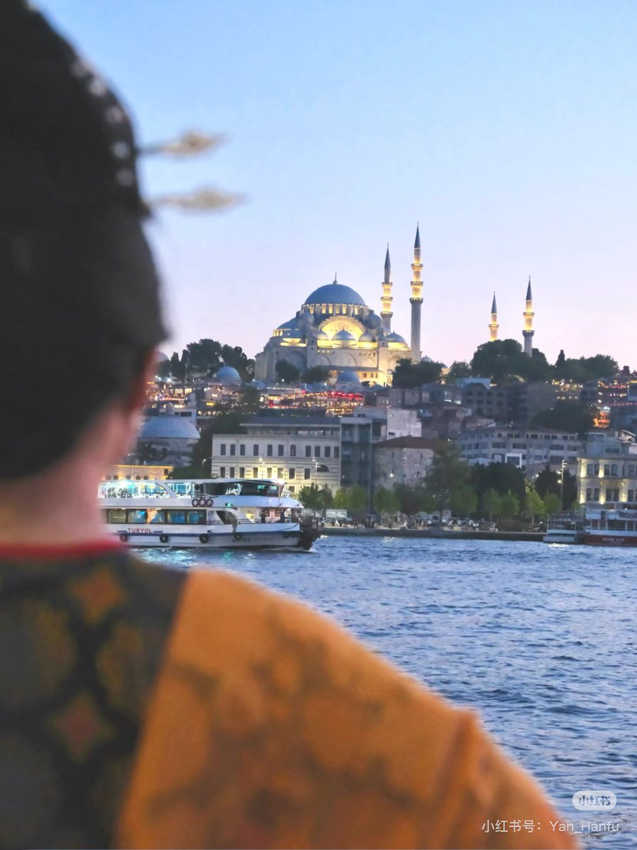 AmazingHanfu's tweet image. The #SilkRoad during Wu Zhou, linking Eastern and Western #civilizations, saw Chang'an camel caravans trade silk and porcelain and exchange exotic culture, with its #Hanfu blending Tang styles (waist-high skirt, light shawl, baoxianghua patterns, travel-friendly narrow sleeves)