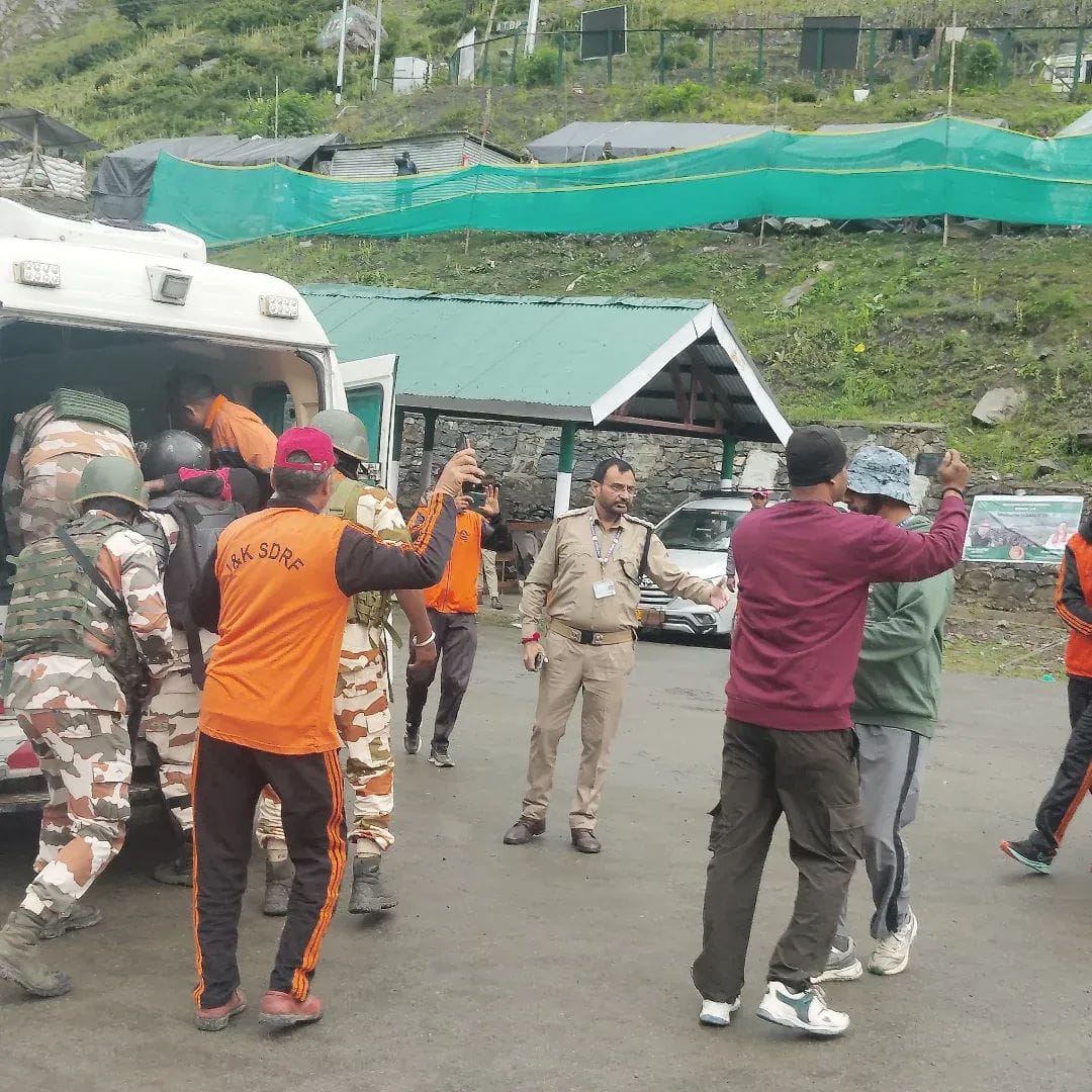 Anantnag Police conducts mock drill along #AmarnathYatra route. To enhance security preparedness, a mock exercise was held at key points to test response &amp; coordination among forces. Public cooperation appreciated.

#AmarnathYatra2025 #AnantnagPolice #Anantnag #JammuAndKashmir