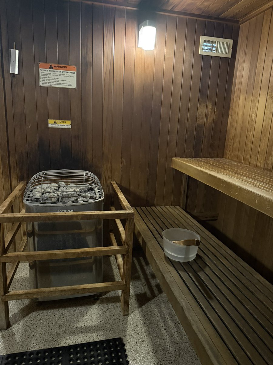 tony_dawgs's tweet image. Roommate’s first day on the j*b today. I’ll be here enjoying unemployment instead. #hardlyworking