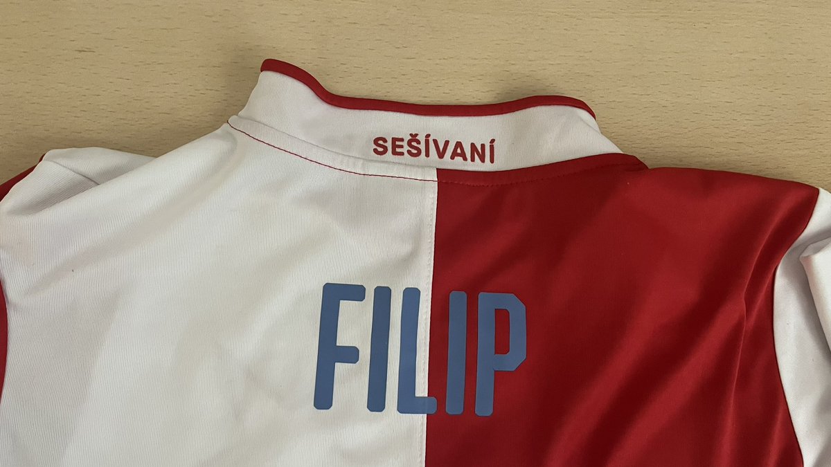 Hledá se Filip (dětský dres) 
Včera za sektorem hostí, venku u stadionu ležel na zemi dres. Chvilku jsme čekali zda li majitel nepřijde. Máš ho u nás schovaný. Napiš číslo dresu a předám.