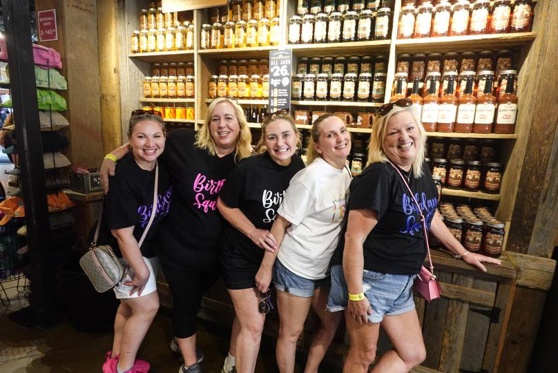 Good times? Always.
Great Moonshine? Guaranteed.
An extra-sweet weekend? Coming right up.

Join us tomorrow for the debut State Fair Cotton Candy Moonshine at our distillery!

And don't forget to cast a vote in this year's best of Pigeon Forge! pigeonforge.com/vote/sugarland…

#SipsUp