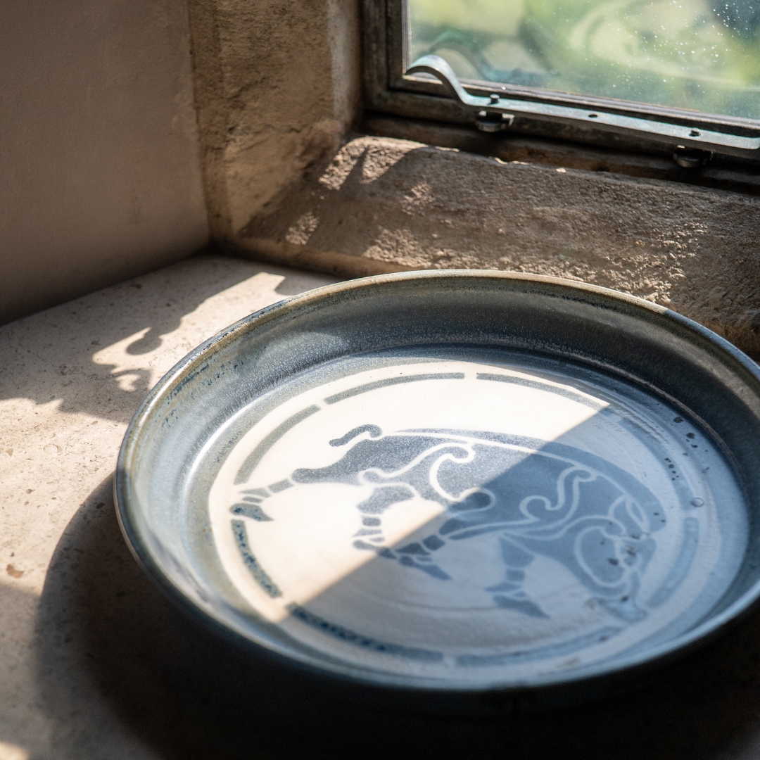 It’s been a stunning few days here in Pembrokeshire, with golden light pouring through the windows and highlighting these beautiful handmade plates by Marcus (Chipps) Ciappara.

rochcastle.com/art-pieces/mar…

#rochcastle #celticcollection #pembrokeshire #castle #marcusciappara