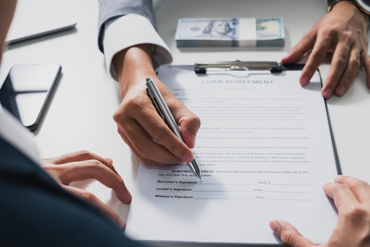 Coase-Sandor Institute for Law and Economics (@uchicagolawecon) on Twitter photo 🔍 <a href="/vsjbuccola/">Vince Buccola</a> & <a href="/HoffProf/">Dave Hoffman</a> ask: Why do top deal lawyers negotiate the way they do?
A new article introduces the concept of “precedent terms”—contract provisions that don’t affect price but shape how deals evolve.
📄 These terms: Vary across contracts, Anchor on past deals & Drive 🔍 <a href="/vsjbuccola/">Vince Buccola</a> & <a href="/HoffProf/">Dave Hoffman</a> ask: Why do top deal lawyers negotiate the way they do?
A new article introduces the concept of “precedent terms”—contract provisions that don’t affect price but shape how deals evolve.
📄 These terms: Vary across contracts, Anchor on past deals & Drive