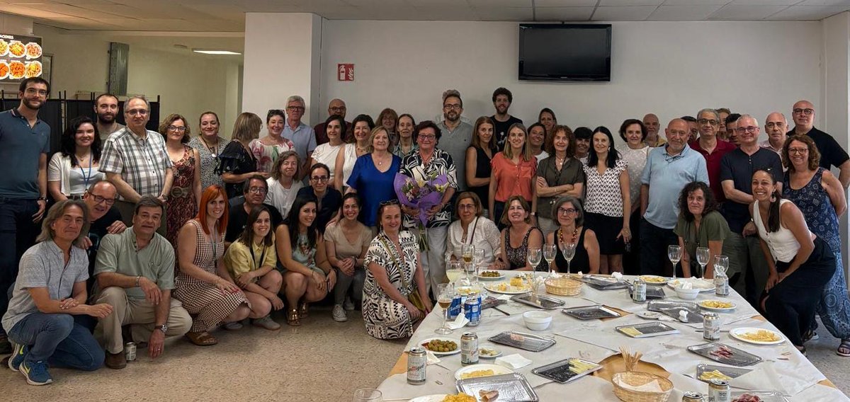 UCM_OrgChem's tweet image. After 45 years of inspiring minds at @quimicasUCM, Prof. María José Ortiz retires. Your passion for chemistry and dedication to teaching shaped generations. Thank you for everything, your legacy will live on in every student you&apos;ve guided. Happy retirement! 🧪🎓