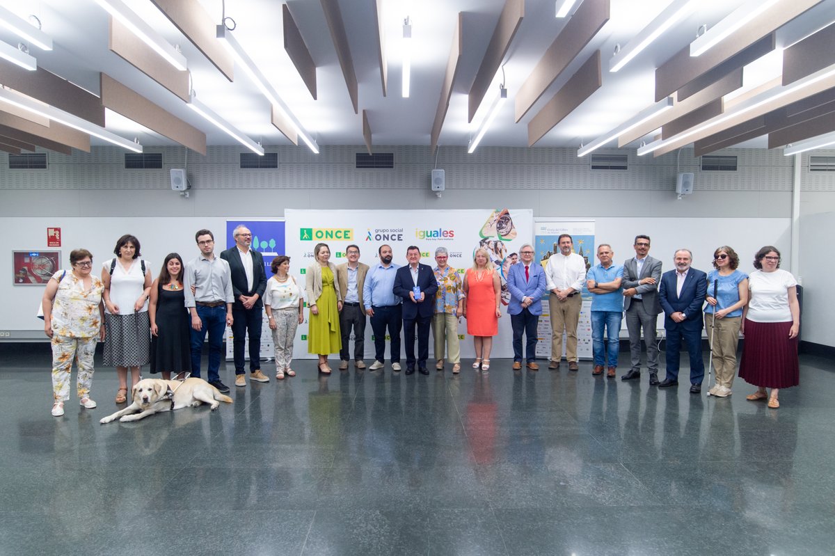 ¡Hoy entregamos el Premio Lealtad 2025 a <a href="/ONCE_es/">ONCE</a> por su labor en favor de la lectura universal y la cultura inclusiva!

Desde su estand dinámico al cupón conmemorativo o nuestro cartel en relieve, la ONCE ha sido aliada de #FLMadrid más de 30 años. 

¡Por muchos años más!