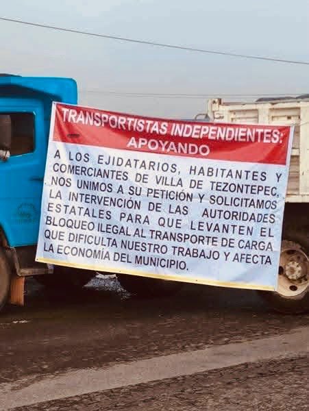 Voces_Al_Aire_'s tweet photo. #Bloqueo | Está mañana un grupo de transportistas de Villa de #Tezontepec se manifestación cerca de la carretera federal México–Pachuca, esto afectando ambos sentidos, a la altura del municipio de Villa de Tezontepec. #VocesAlAire https://t.co/4rbHmmLU7X