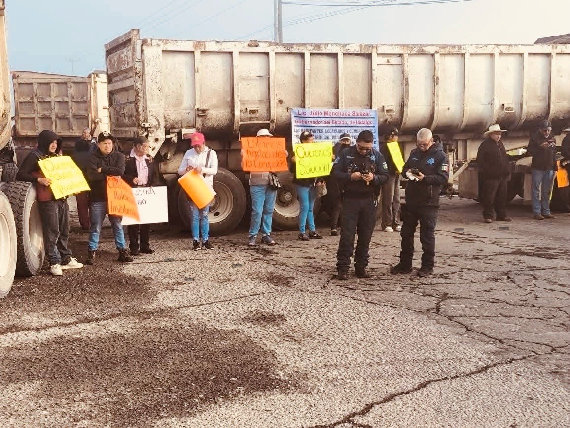 Voces_Al_Aire_'s tweet photo. #Bloqueo | Está mañana un grupo de transportistas de Villa de #Tezontepec se manifestación cerca de la carretera federal México–Pachuca, esto afectando ambos sentidos, a la altura del municipio de Villa de Tezontepec. #VocesAlAire https://t.co/4rbHmmLU7X
