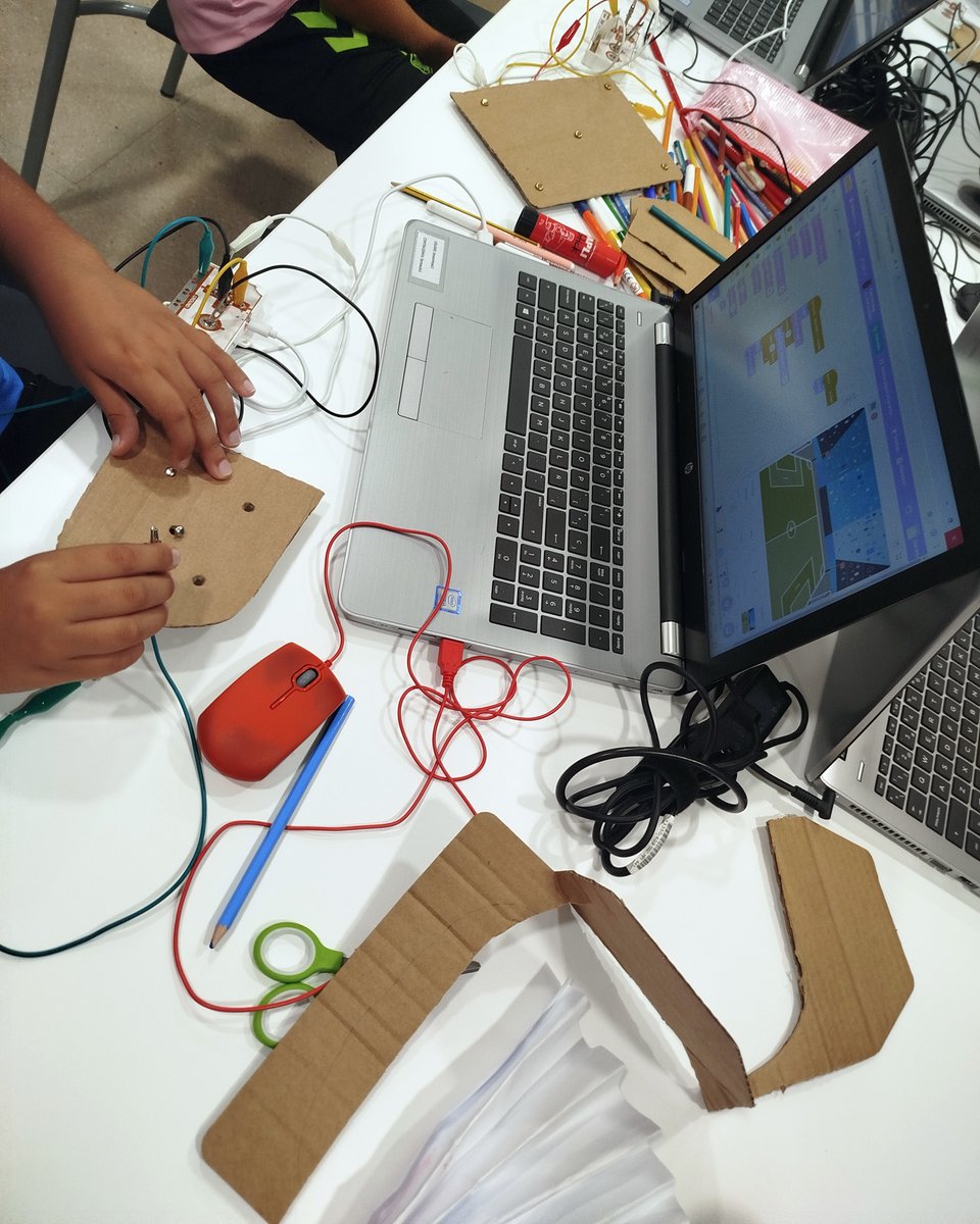 🎶✨El passat dijous vam gaudir del #Bibliolab “Capsa de ritmes” amb <a href="/eixoscreativa/">Eixos Creativa</a>! Un taller de programació, on infants de 8 a 12 anys van aprendre a programar música amb Scratch i MaKey MaKey, creant sons i efectes visuals @bibliotequesxbm <a href="/manresacultura/">ManresaCultura</a> #bibliotequesBBM