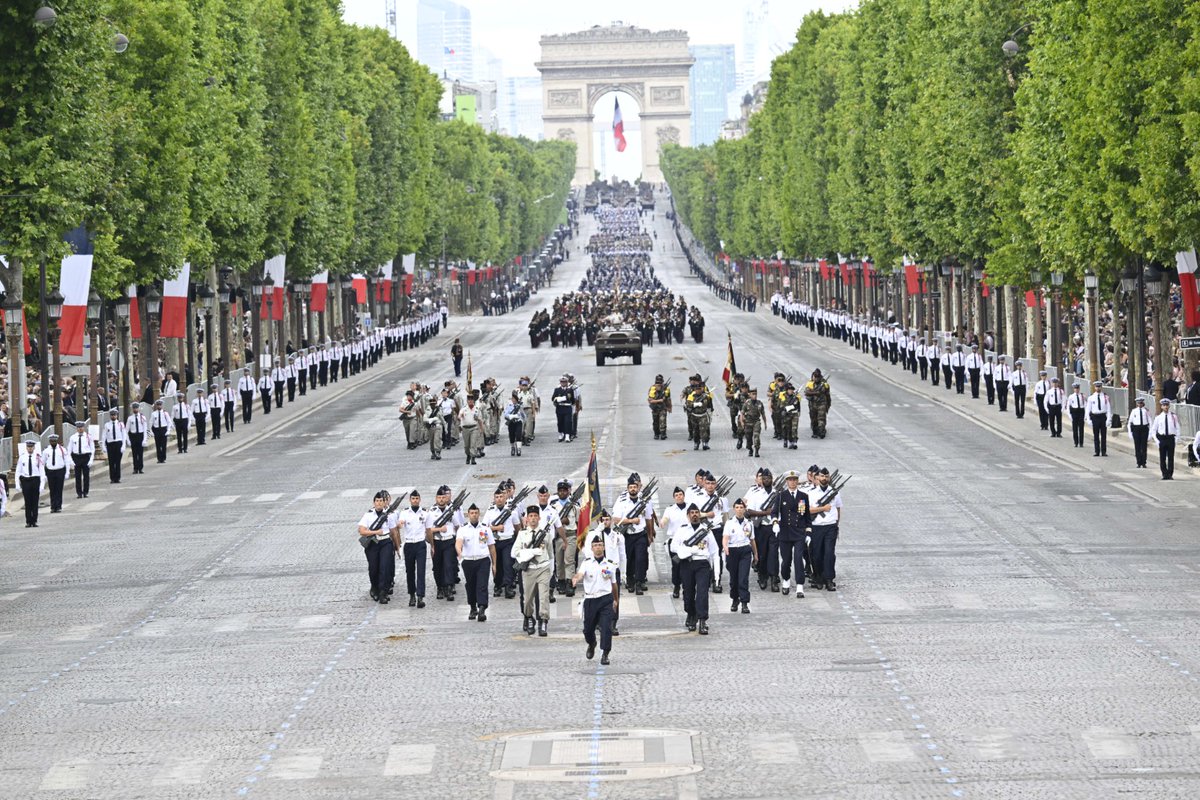 Armee_de_lair's tweet image. Après une parenthèse sur l’avenue Foch l’an dernier, nos Aviateurs ont retrouvé les Champs-Élysées pour ce 14 Juillet.
Merci à ceux qui ont volé, marché, coordonné, et à ceux qui ont regardé.
La fête nationale française, c’est beaucoup de fierté… et un peu de magie aussi.