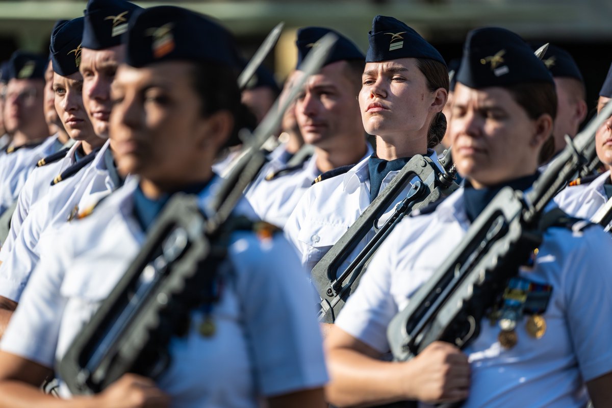 Armee_de_lair's tweet image. Après une parenthèse sur l’avenue Foch l’an dernier, nos Aviateurs ont retrouvé les Champs-Élysées pour ce 14 Juillet.
Merci à ceux qui ont volé, marché, coordonné, et à ceux qui ont regardé.
La fête nationale française, c’est beaucoup de fierté… et un peu de magie aussi.