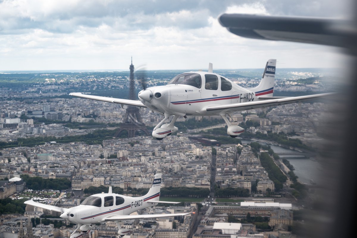 Armee_de_lair's tweet image. Après une parenthèse sur l’avenue Foch l’an dernier, nos Aviateurs ont retrouvé les Champs-Élysées pour ce 14 Juillet.
Merci à ceux qui ont volé, marché, coordonné, et à ceux qui ont regardé.
La fête nationale française, c’est beaucoup de fierté… et un peu de magie aussi.