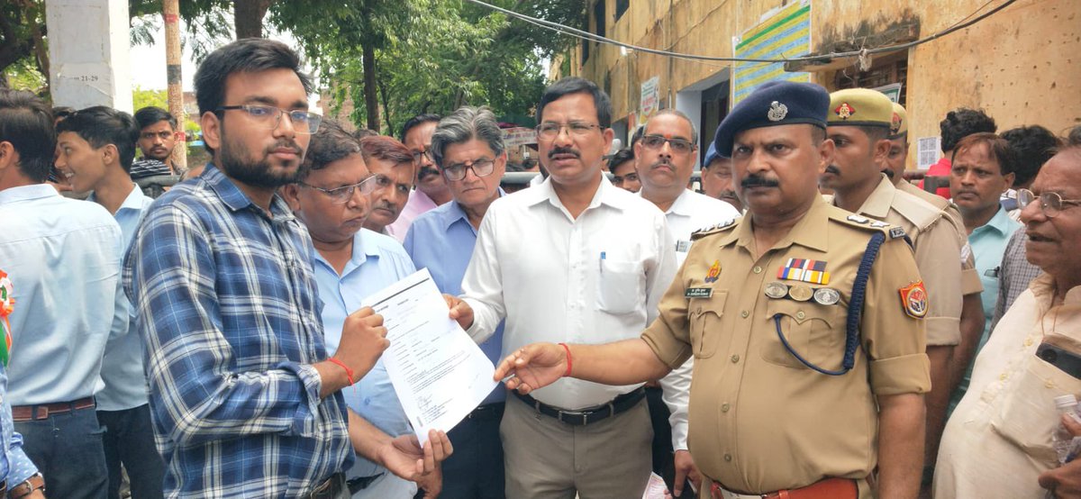 उत्तर प्रदेश शासन में निर्देश पर राजकीय औद्योगिक प्रशिक्षण संस्थान एवं उ0प्र0 कौशल विकास मिशन के संयुक्त तत्वावधान में वृहद रोजगार मेले का आयोजन गाँधी महाविद्यालय उरई के परिसर में किया गया।इस अवसर पर मा0 जनप्रतिनिधियों एवंअधिकारियों की उपस्थिति में कार्यक्रम का आयोजन भव्य रूप से