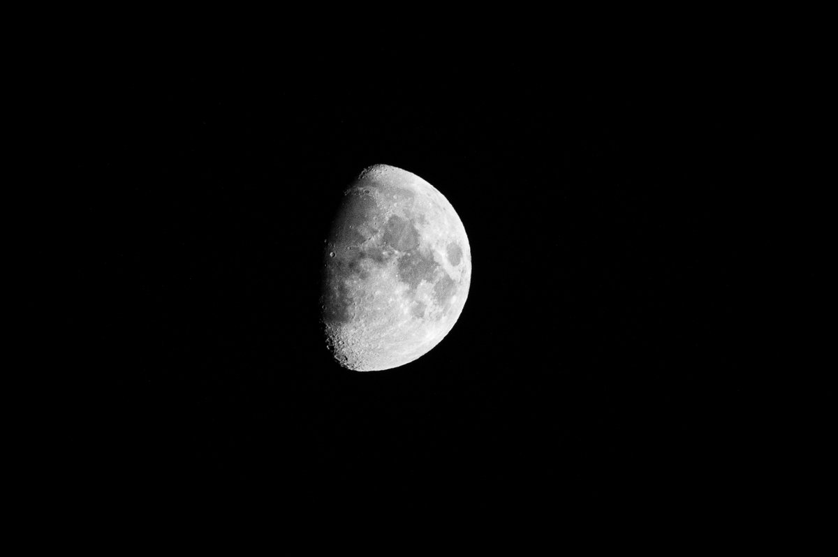 PrestonPhotog's tweet image. Moon Monday, sure why not. Took this a few days ago with my new lens at 400mm