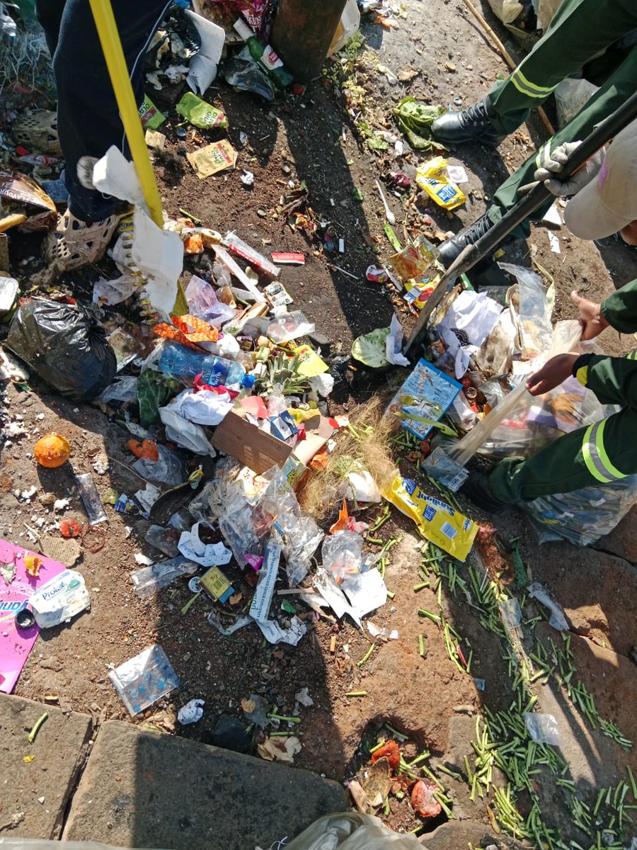 CrumRegionB's tweet image. Team AFSU focused on clearing grime from an illegal dumping hotspots in corner Beatrice St &amp;amp; Dukes Ave Ave, Windsor East. @CityofJoburgZA @CRUM_CoJ 
#JoburgReimagined
