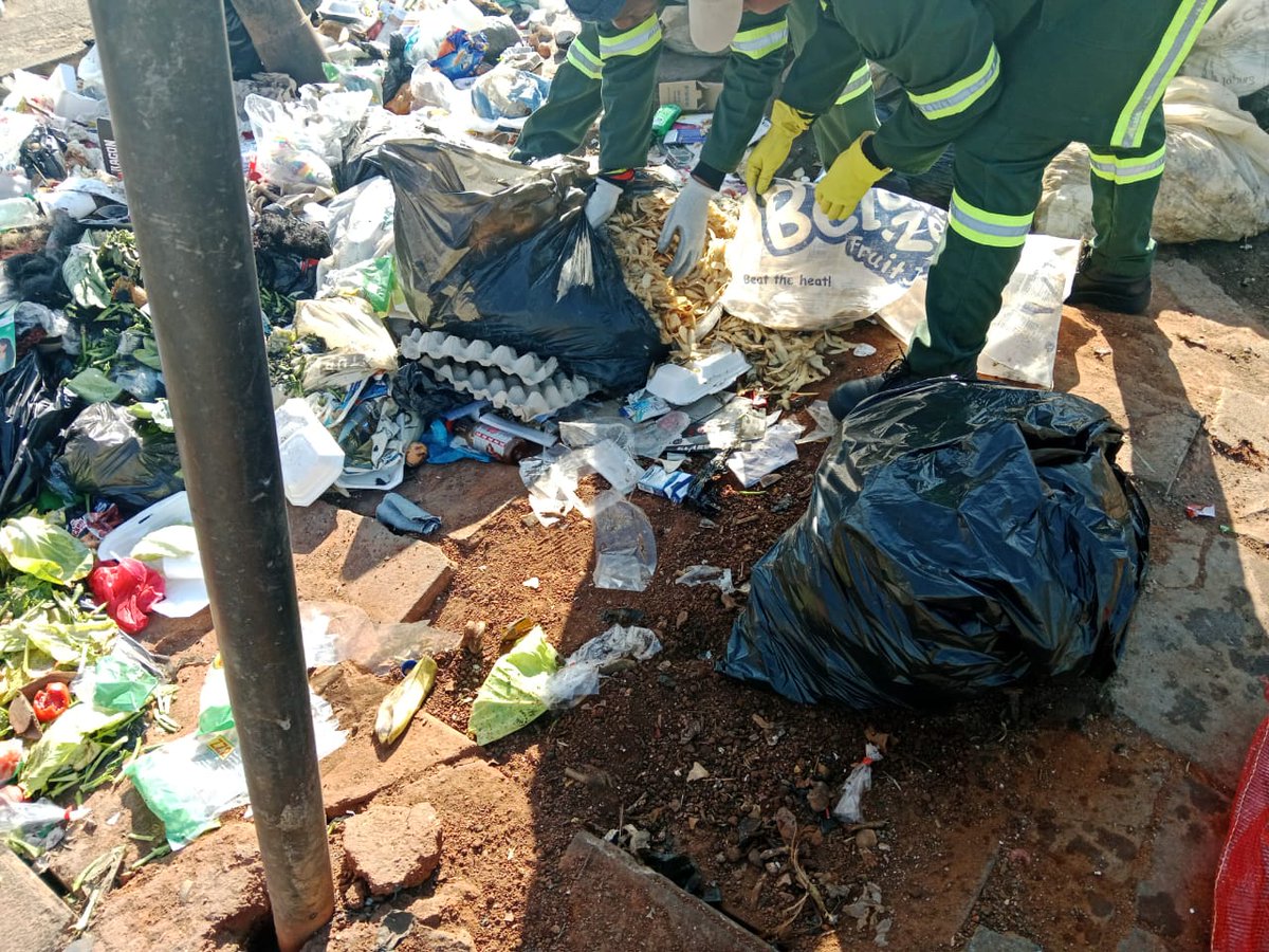 CrumRegionB's tweet image. Team AFSU focused on clearing grime from an illegal dumping hotspots in corner Beatrice St &amp;amp; Dukes Ave Ave, Windsor East. @CityofJoburgZA @CRUM_CoJ 
#JoburgReimagined