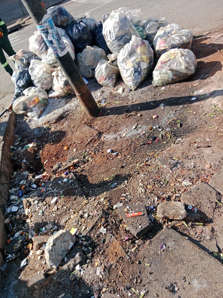 CrumRegionB's tweet image. Team AFSU focused on clearing grime from an illegal dumping hotspots in corner Beatrice St &amp;amp; Dukes Ave Ave, Windsor East. @CityofJoburgZA @CRUM_CoJ 
#JoburgReimagined