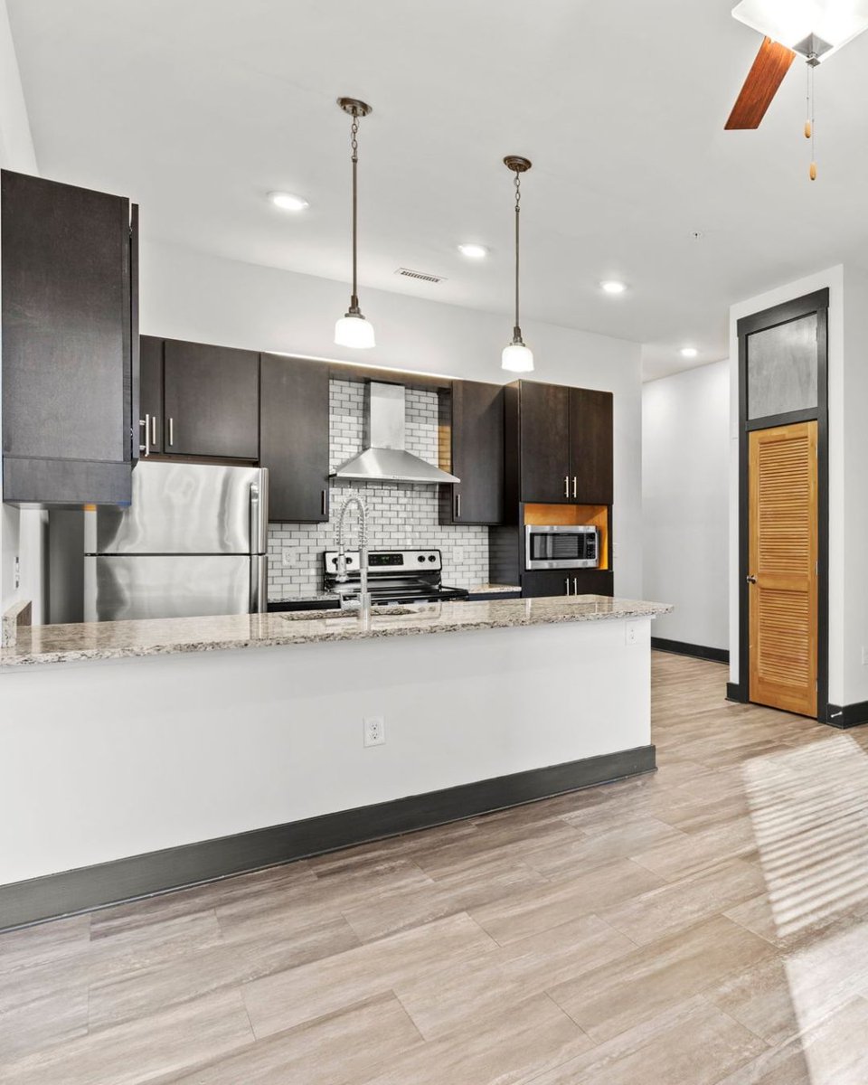 LegendPropGroup's tweet image. 📍8th &amp;amp; Main Apartments — Available NOW!
All-inclusive 1-bedroom apartments starting at $1489/month — utilities &amp;amp; amenities included ✔️ Enjoy a rooftop pool, covered parking garage, and a pet-friendly community in the heart of downtown Richmond, VA.
📩 DM us to schedule a tour!