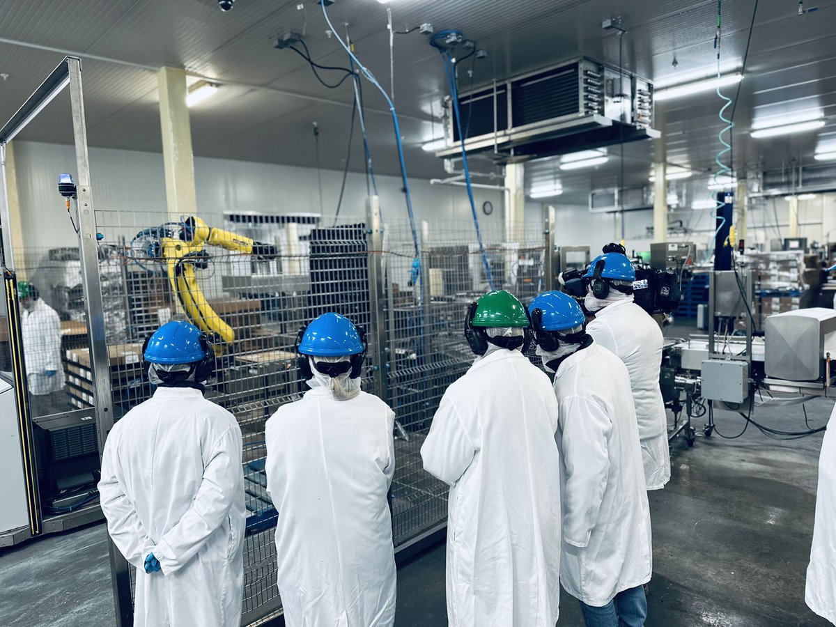 JeanBoulet10's tweet image. L’entreprise Olymel investit de façon importante dans l’automatisation et la robotisation. J’ai visité son usine à Trois-Rivières, la Fernandière, et j’ai constaté les bénéfices au niveau de :
✅️L’impact sur l’attraction et la rétention des employés. Les robots n’éliminent…