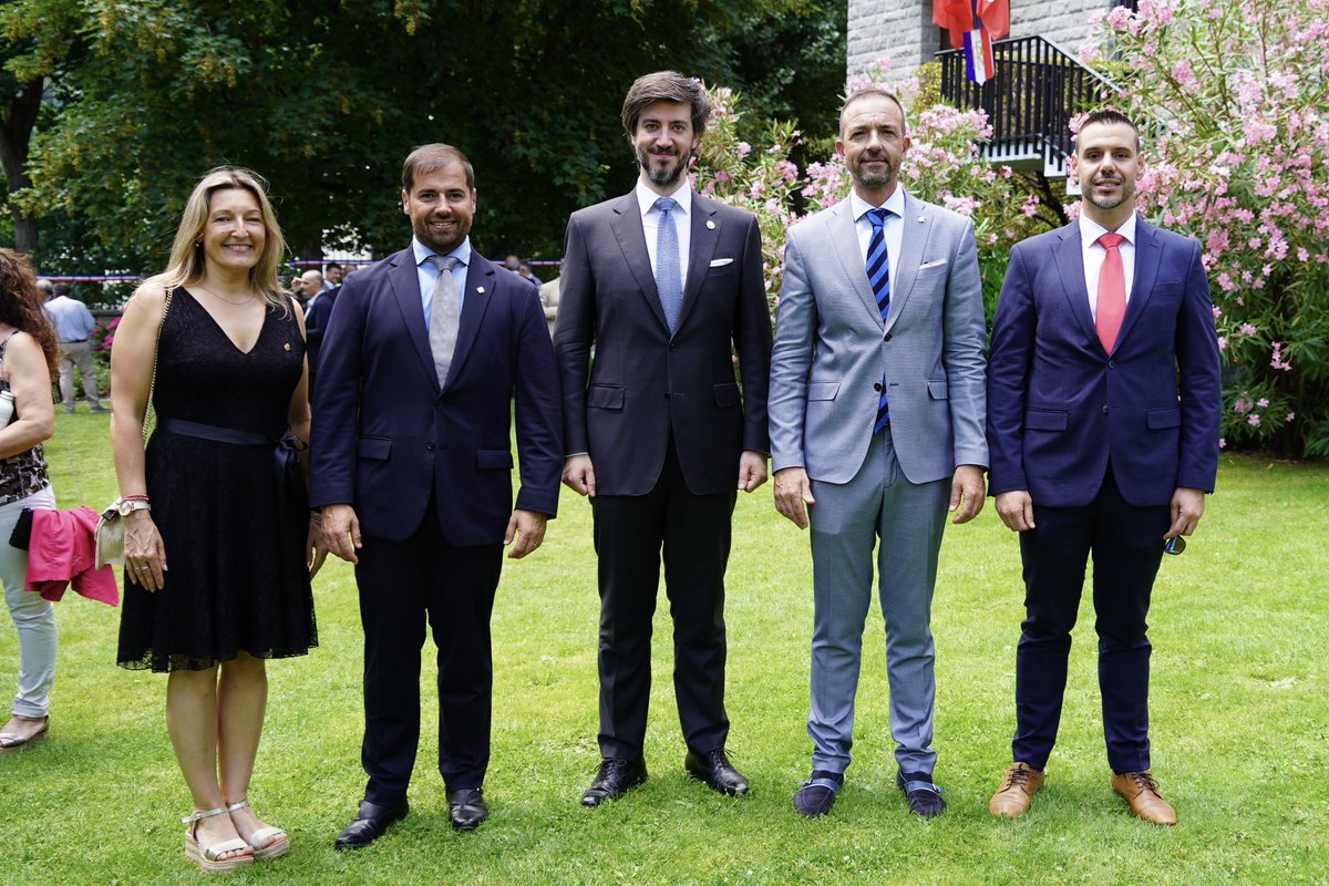 RtBenjami's tweet photo. Un any més a la tradicional recepció de la festa nacional de França!

Un grand merci à @FranceAndorra pour ce moment qui inspire l’unité et renforce le lien indéfectible entre nos nations! 

Bonne fête Nationale!

Vive la France
Visca Andorra

🇫🇷🇦🇩 https://t.co/RhhRW9cdBS